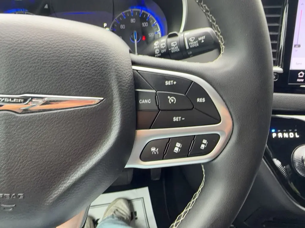2025 Chrysler Pacifica Select photo 4