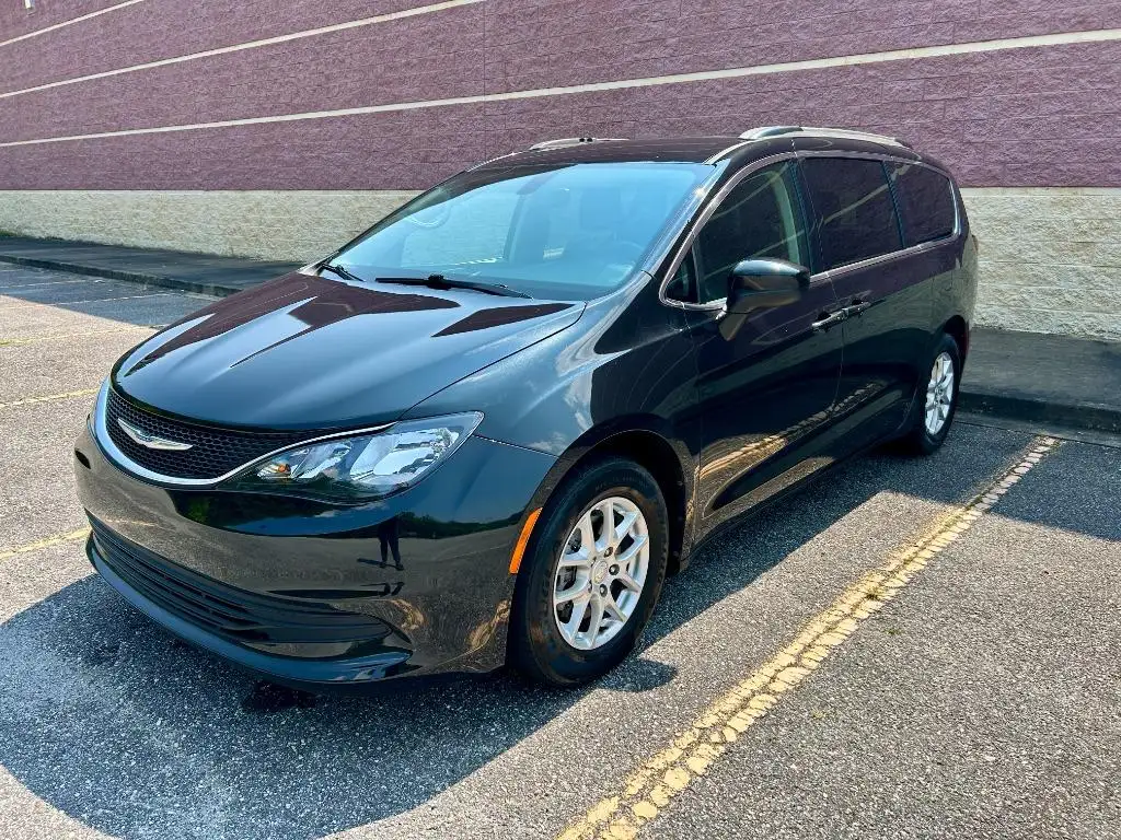 2020 Chrysler Voyager LXI's photo