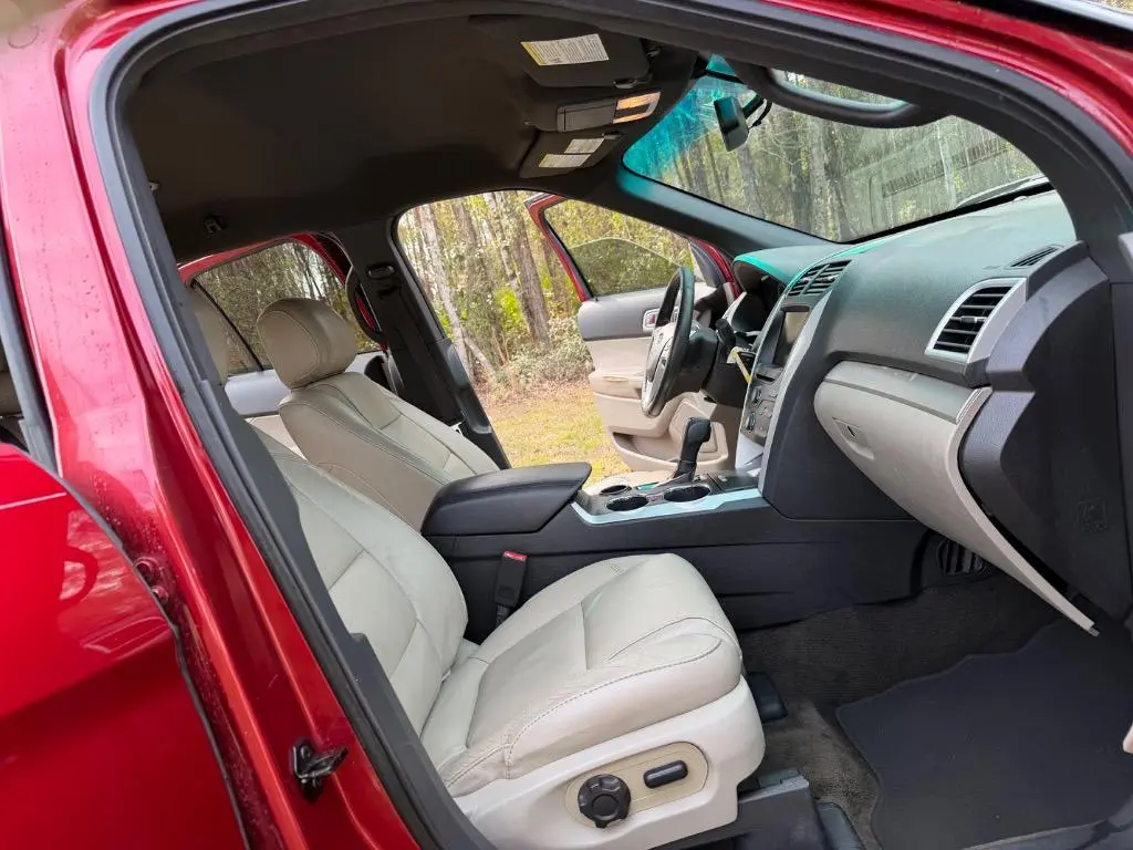 2015 Ford Explorer XLT photo 4