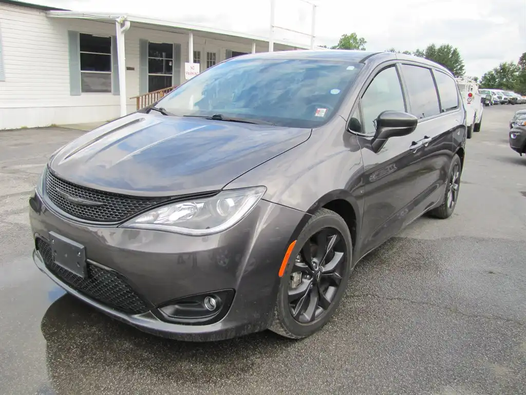 2018 Chrysler Pacifica Touring Plus's photo