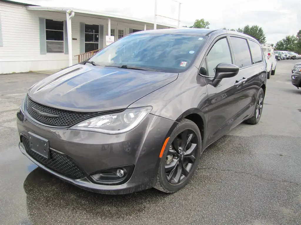 2018 Chrysler Pacifica Touring Plus's photo