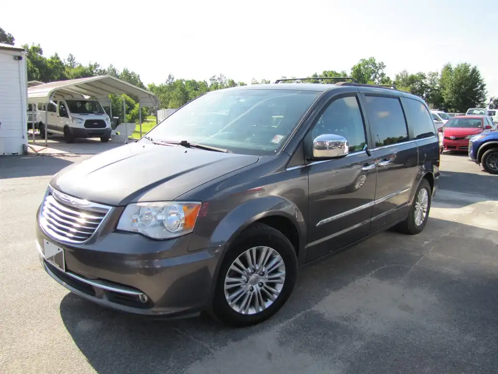 2016 Chrysler Town & Country Touring-L's photo