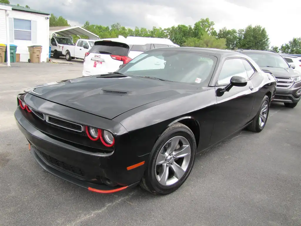 2016 Dodge Challenger SXT's photo