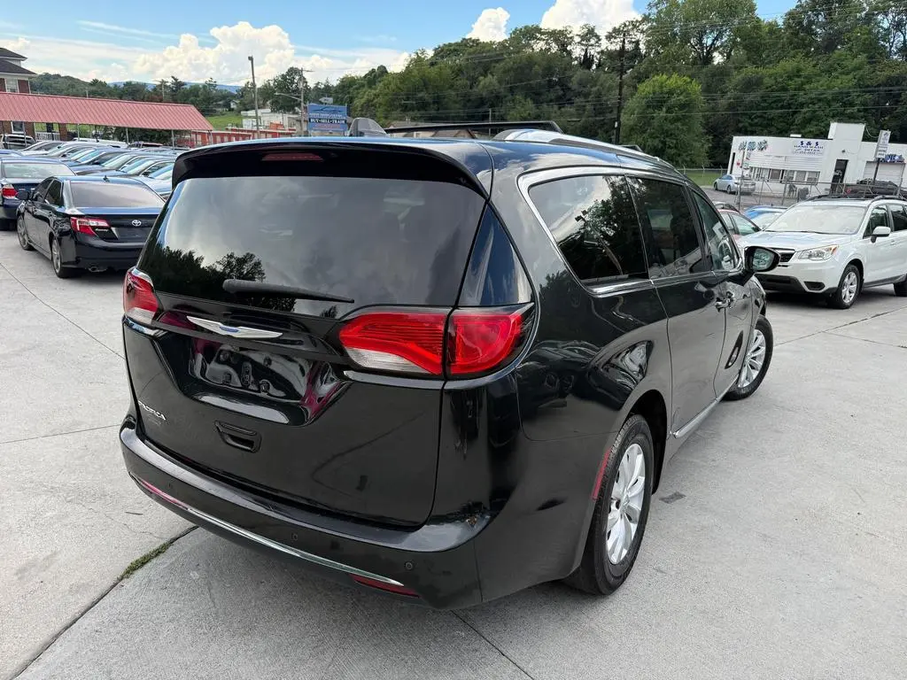 2018 Chrysler Pacifica Touring L Plus photo 5
