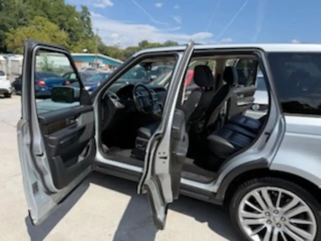 2010 Land Rover Range Rover Sport HSE photo 3