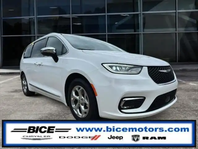 2023 Chrysler Pacifica Limited's photo