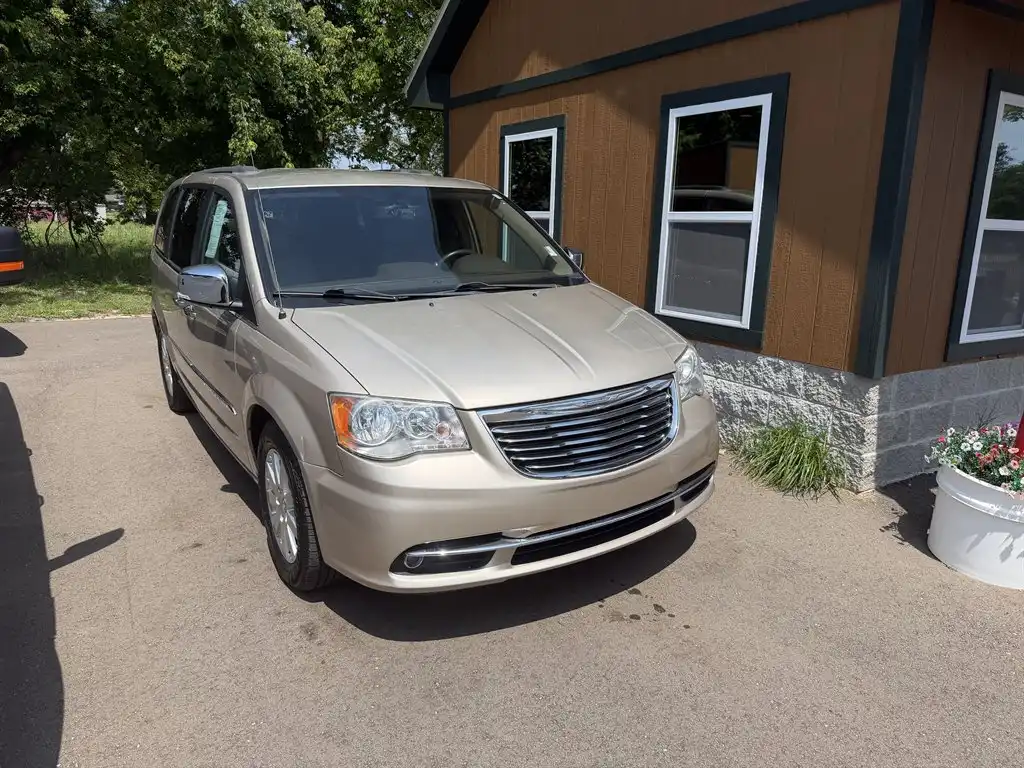 2012 Chrysler Town & Country Touring-L's photo
