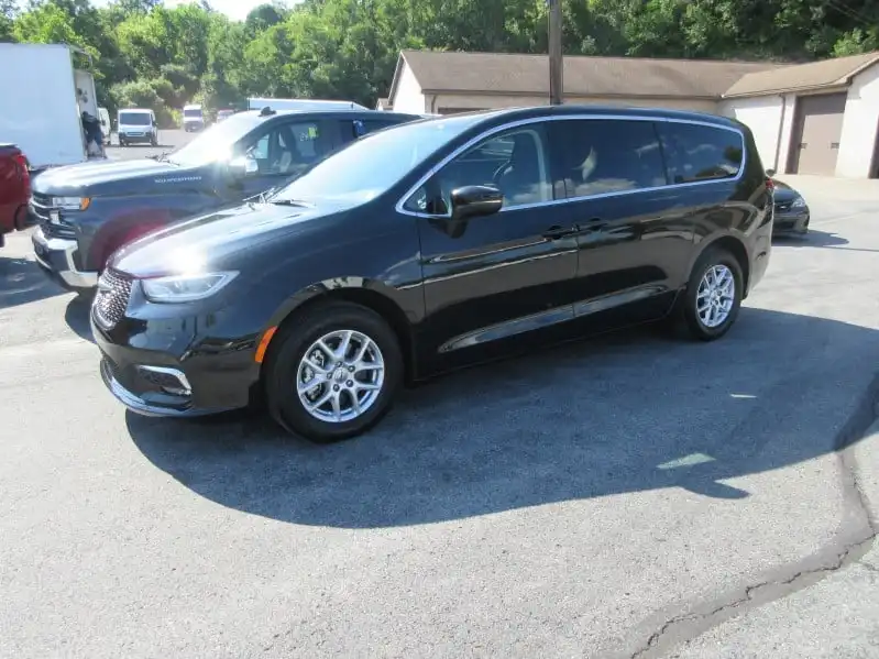 2023 Chrysler Pacifica Touring L's photo