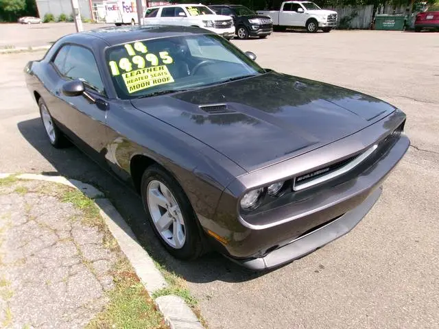 2014 Dodge Challenger SXT Plus photo 3