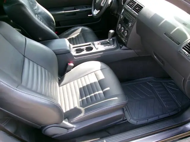 2014 Dodge Challenger SXT Plus photo 5