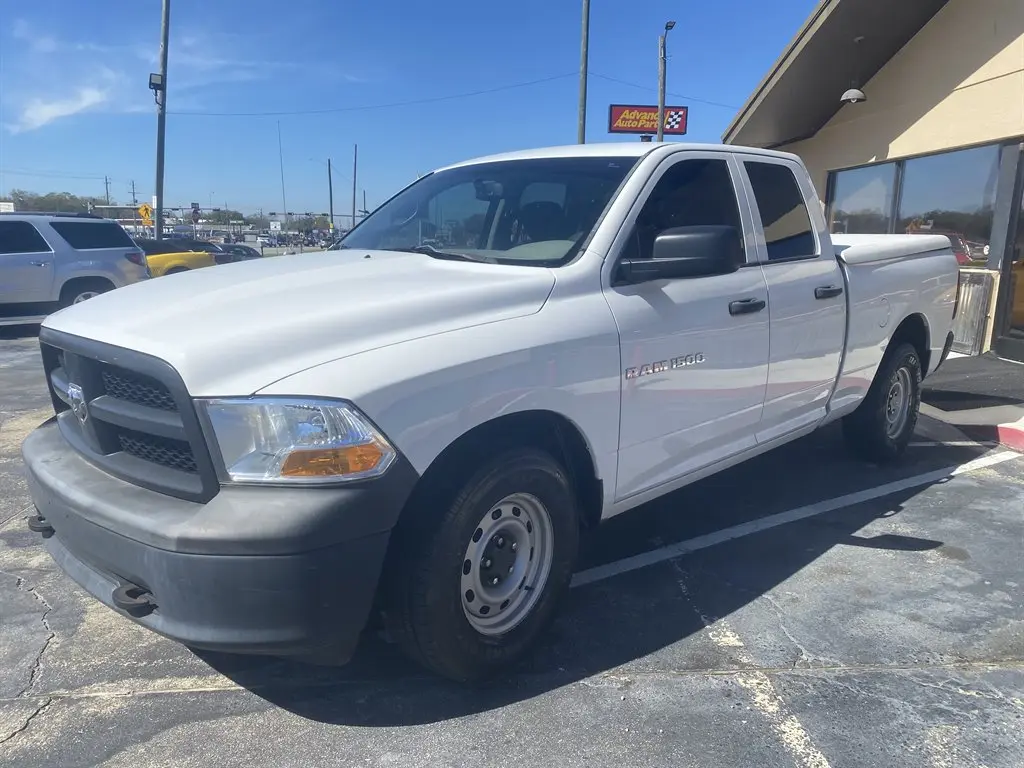 2012 RAM 1500 ST 4x4 Quad Cab photo 4