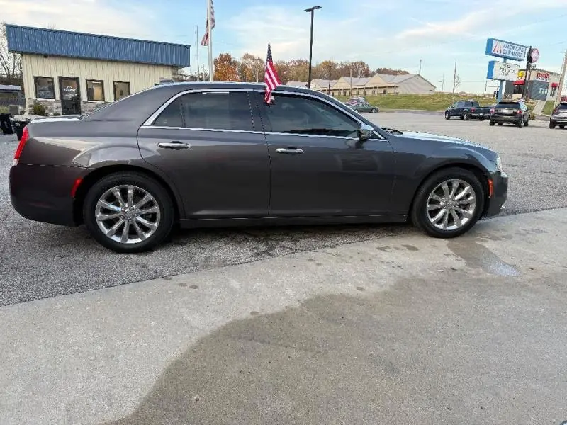 2017 Chrysler 300 C AWD photo 4