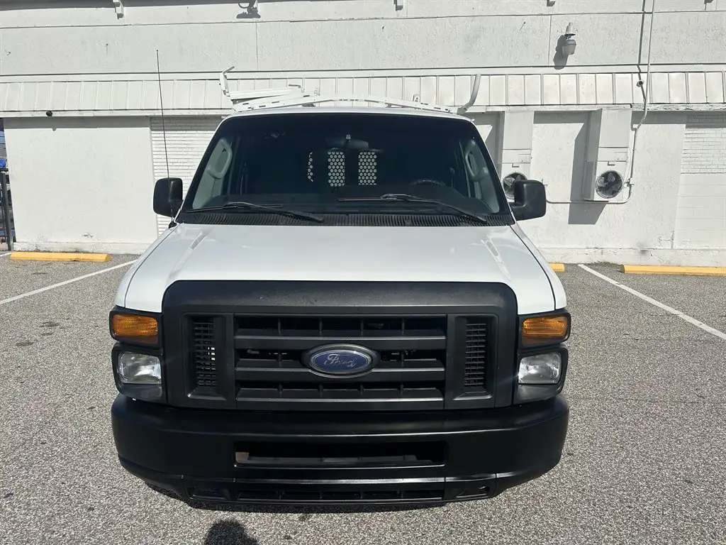 2009 Ford E-Series E-250 Van photo 1