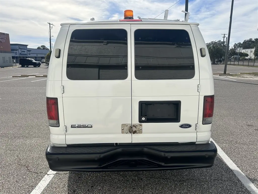2009 Ford E-Series E-250 Van photo 5