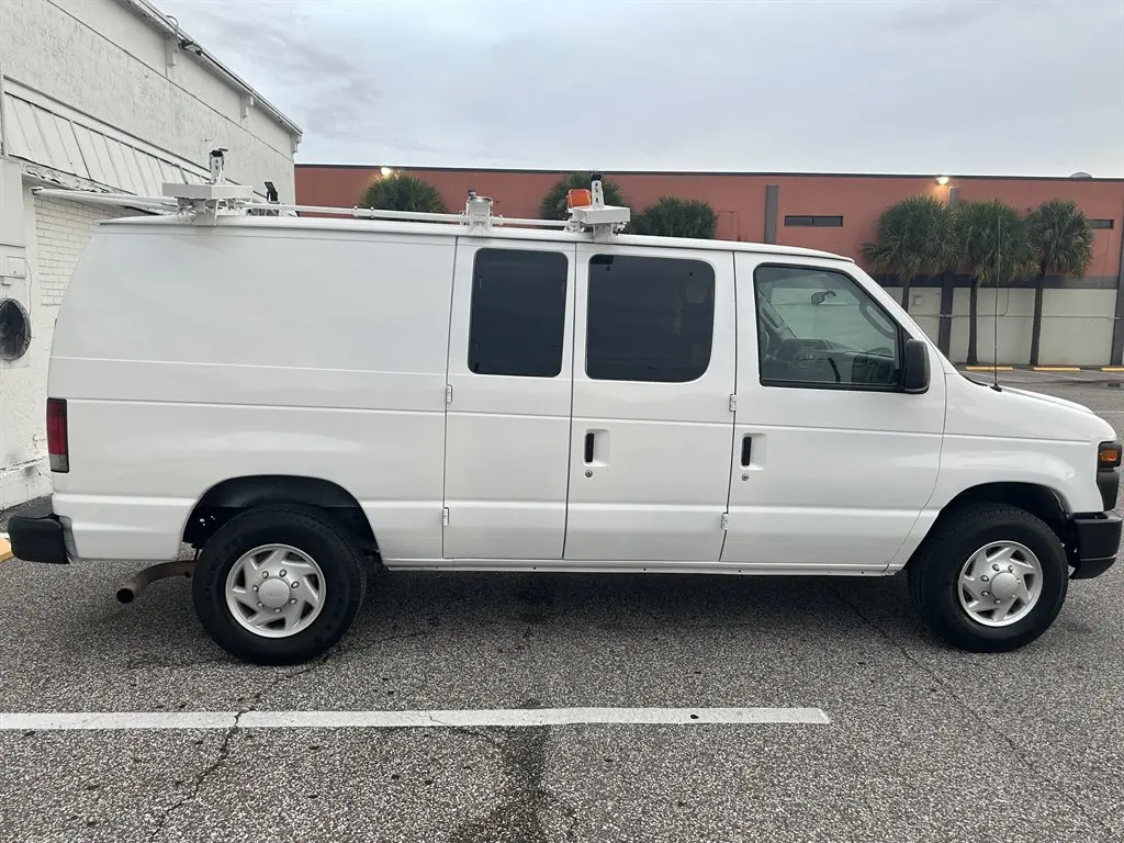 2011 Ford E-Series E-250 Van photo 4