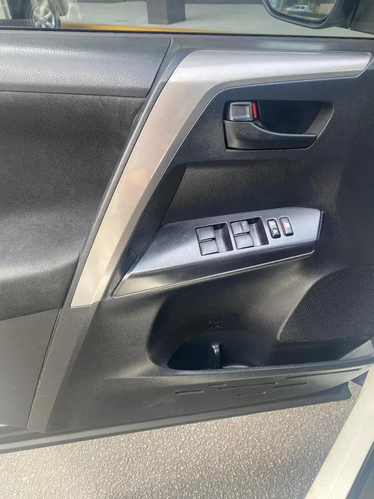 2017 Toyota RAV4 LE photo 4