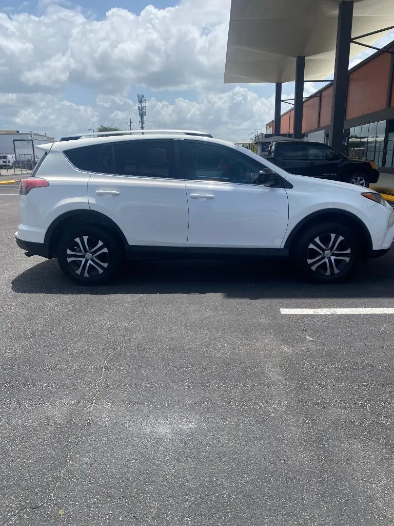 2017 Toyota RAV4 LE photo 3