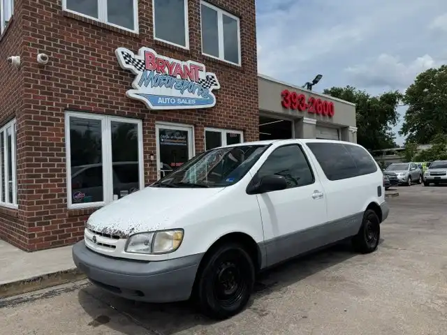 2000 Toyota Sienna CE's photo