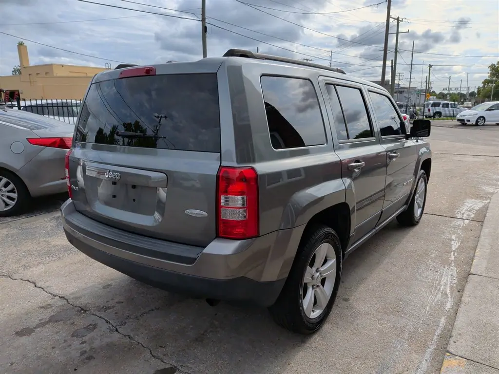 2012 Jeep Patriot Latitude 4WD photo 3
