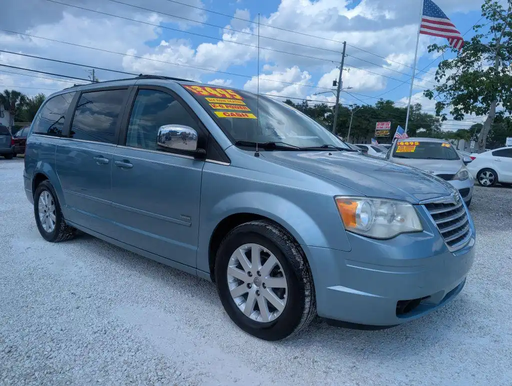2008 Chrysler Town & Country Touring's photo