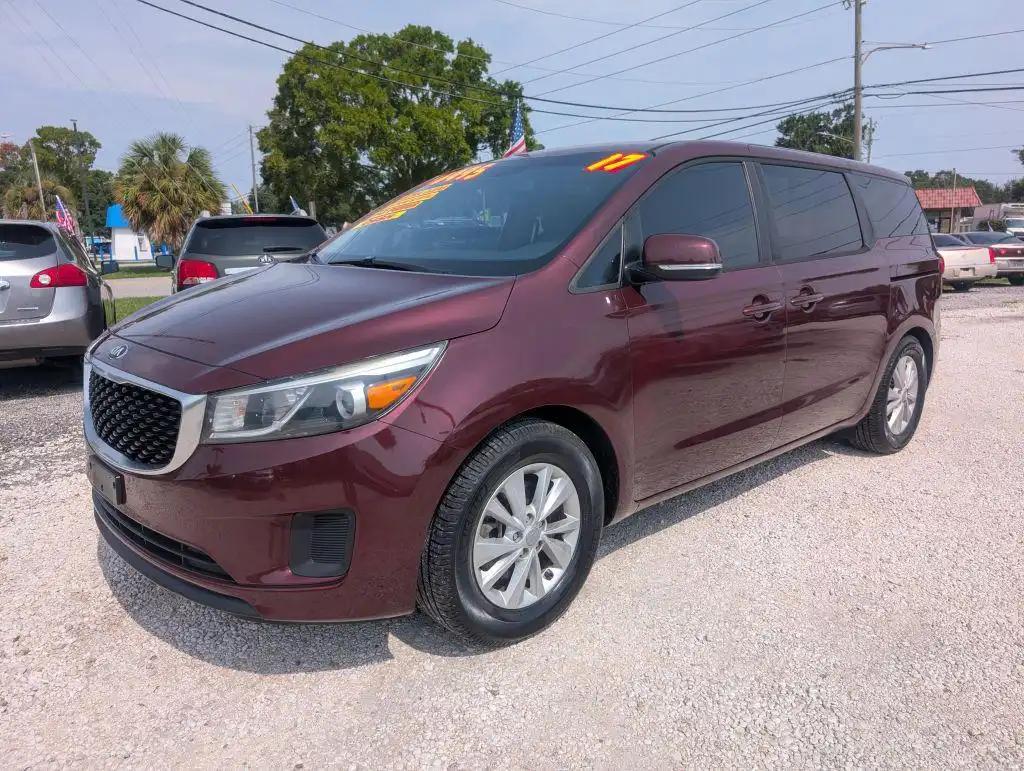 2017 Kia Sedona LX's photo