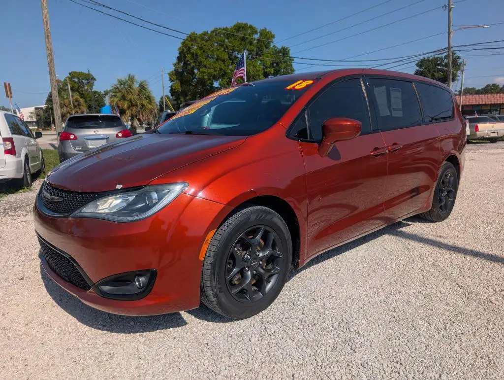 2018 Chrysler Pacifica Touring Plus's photo