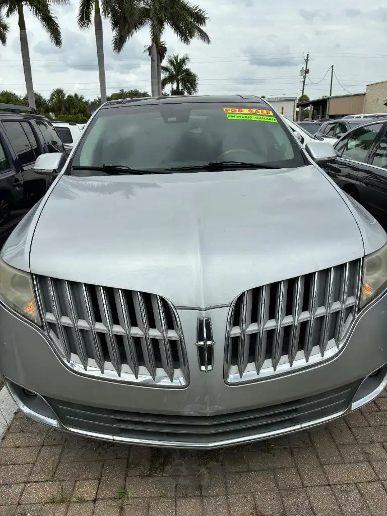 2010 Lincoln MKT 3.7's photo