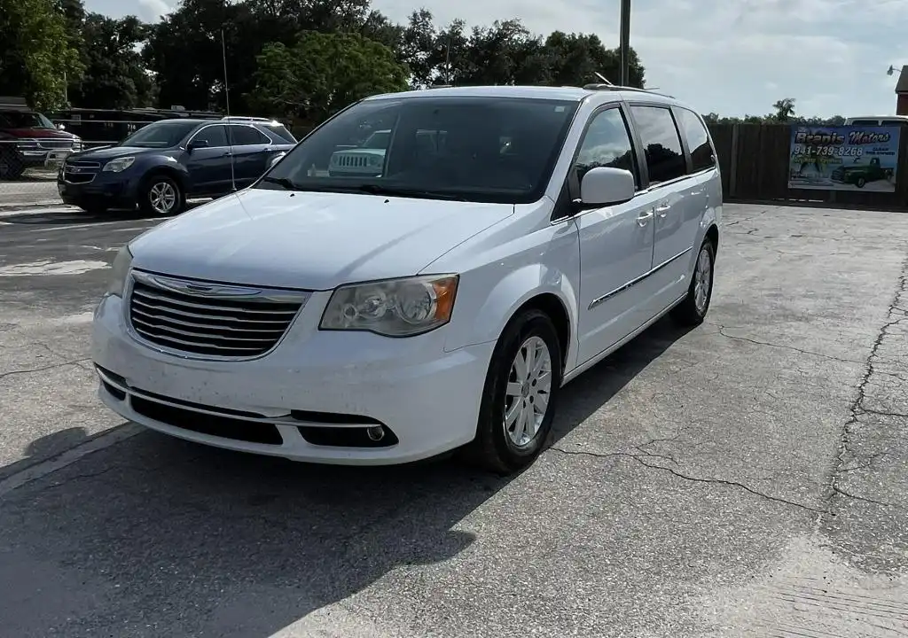 2014 Chrysler Town & Country Touring's photo