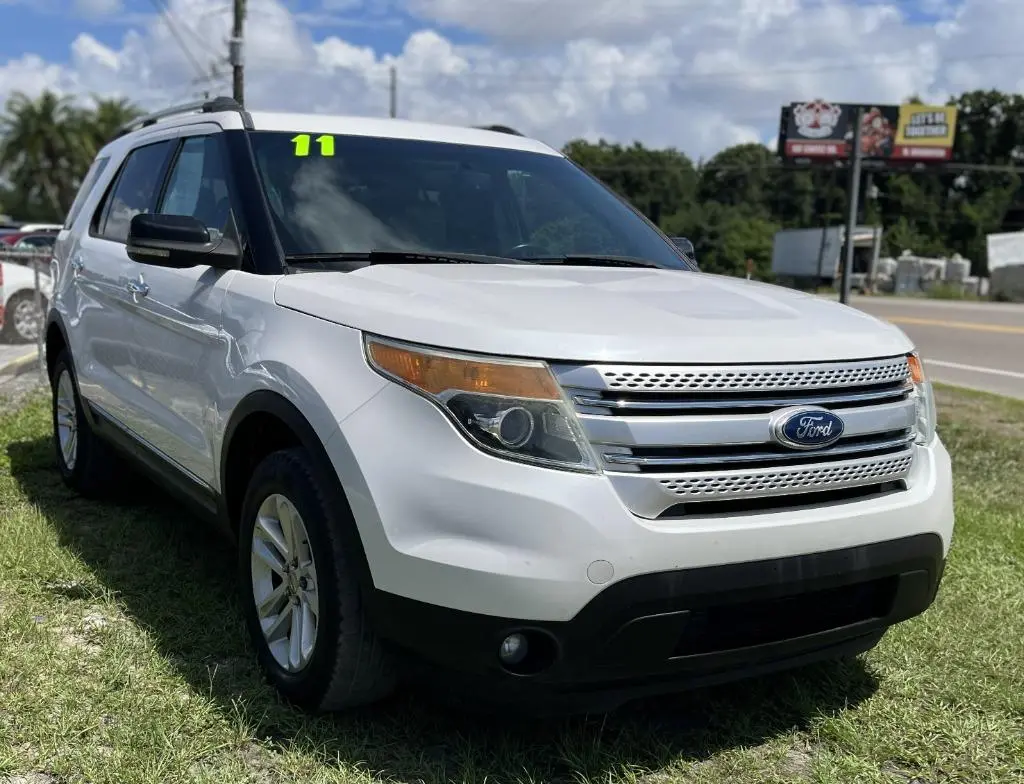 2011 Ford Explorer XLT 4x4 photo 3