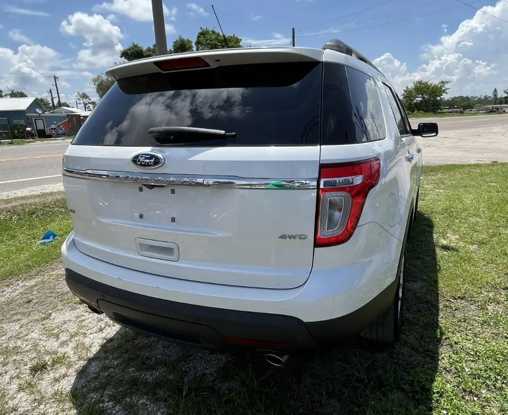 2011 Ford Explorer XLT 4x4 photo 4