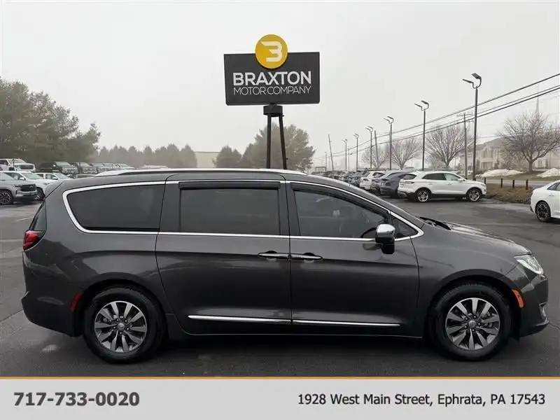 2020 Chrysler Pacifica Hybrid Limited's photo
