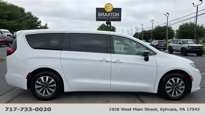 2024 Chrysler Pacifica Hybrid Select PHEV's photo