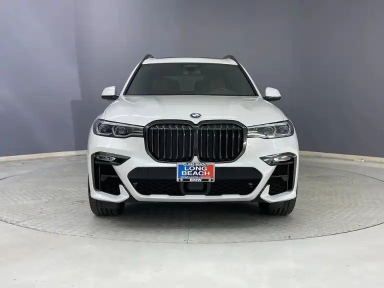 2021 BMW X7 M50i's photo