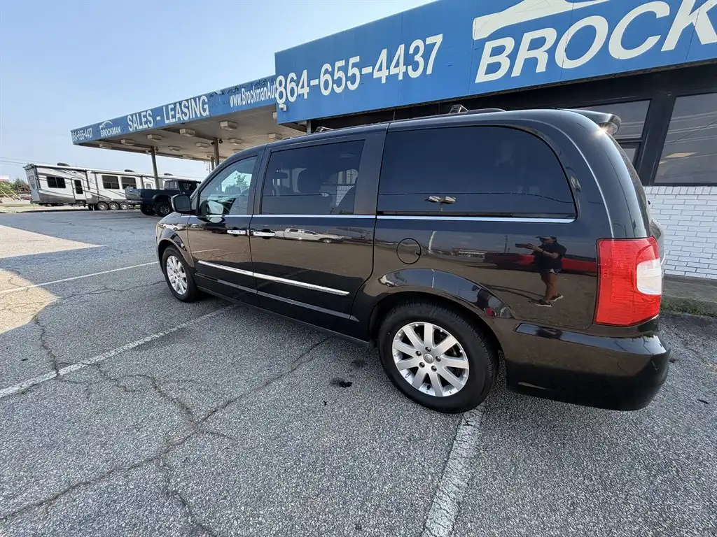2011 Chrysler Town & Country Touring-L's photo