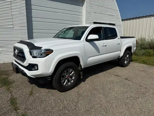 2017 Toyota Tacoma SR5 Double Cab 4x4 V6 Auto Short Bed's photo