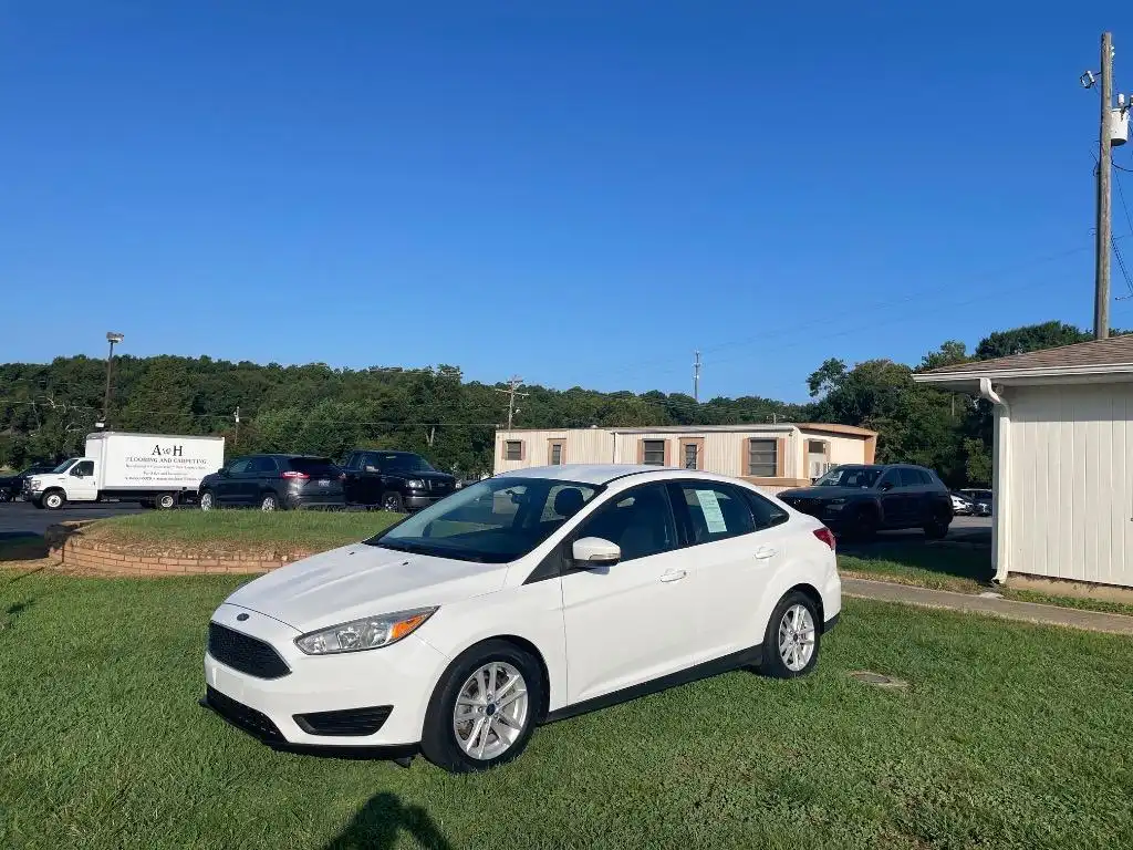2017 Ford Focus Sedan SE's photo