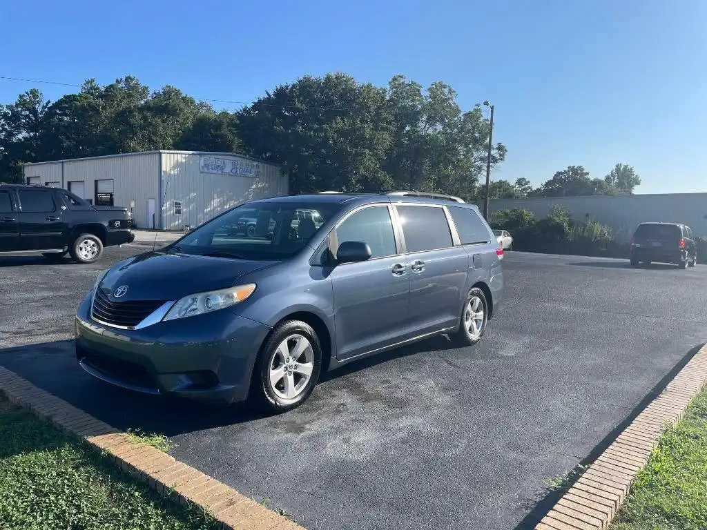 2014 Toyota Sienna LE V6 8-Passenger's photo