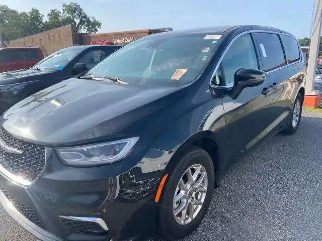 2023 Chrysler Pacifica Touring L's photo