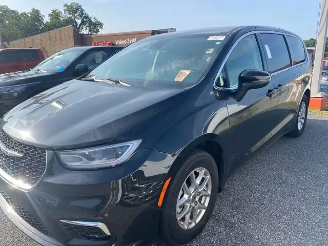 2023 Chrysler Pacifica Touring L's photo