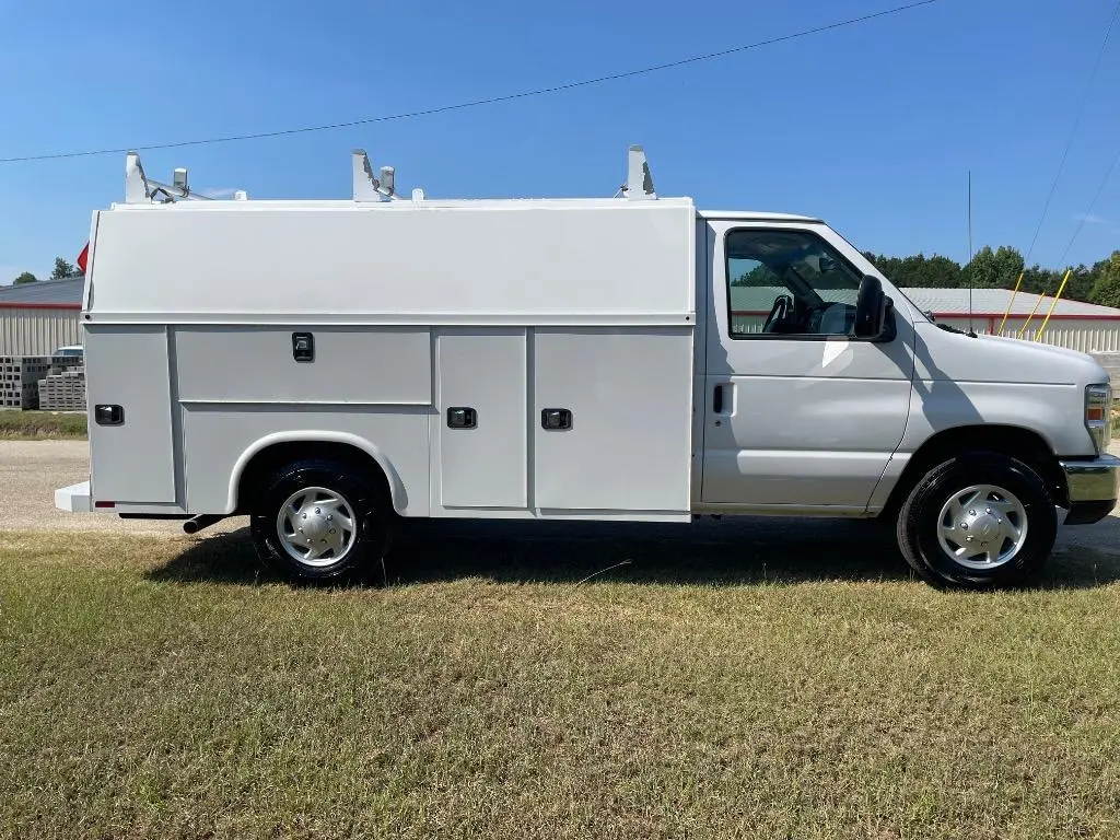 2017 Ford E-Series SRW E-350 Super Duty 138 in WB photo 4