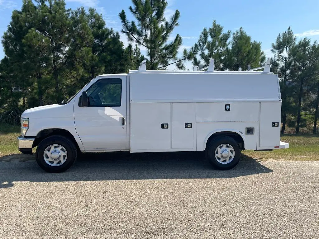 2017 Ford E-Series SRW E-350 Super Duty 138 in WB photo 3