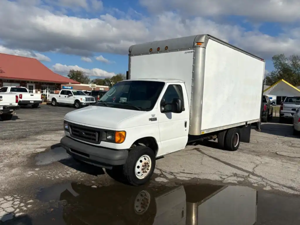 2004 Ford E-Series's photo