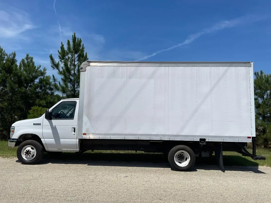 2017 Ford E-Series DRW E-450 Super Duty 158 in WB photo 4