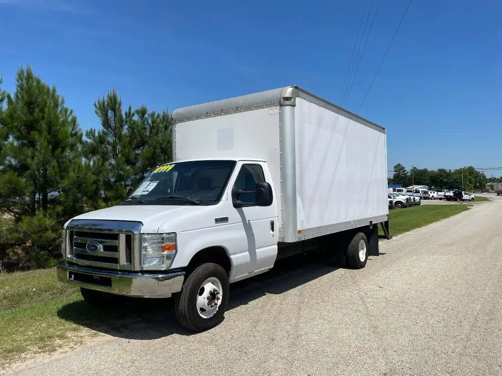 2017 Ford E-Series DRW E-450 Super Duty 158 in WB photo 1