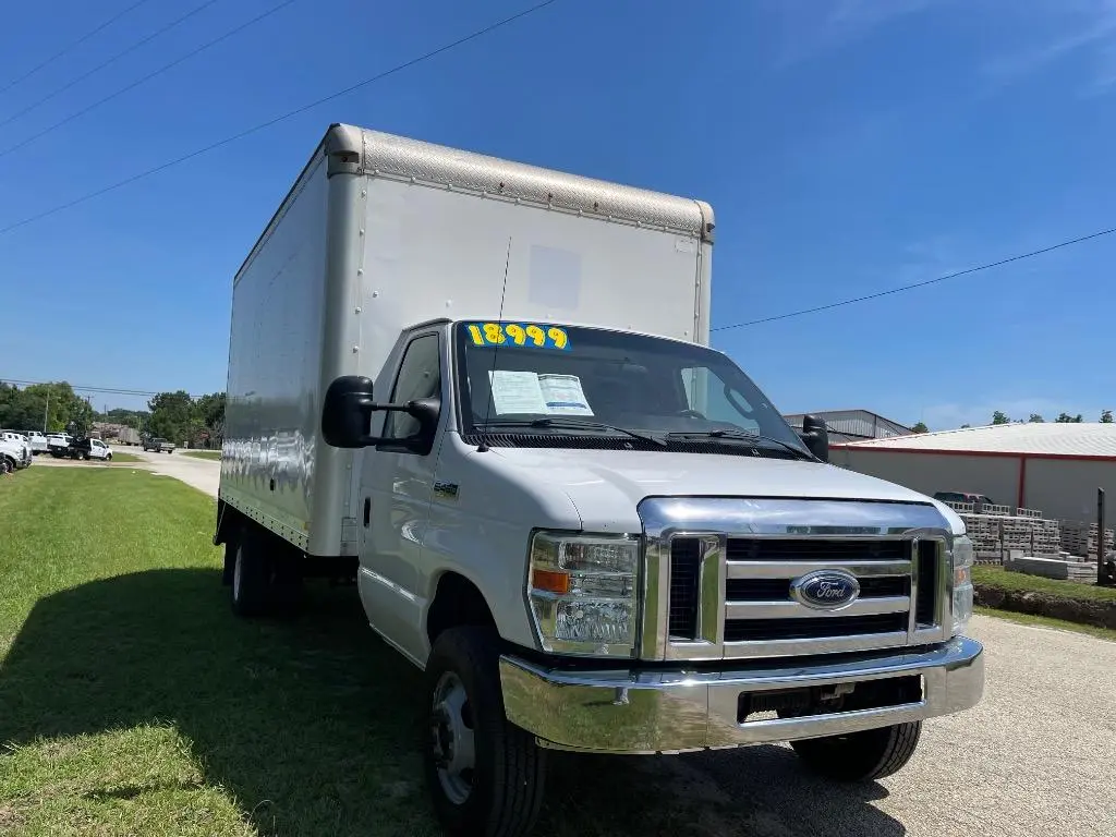 2017 Ford E-Series DRW E-450 Super Duty 158 in WB photo 3