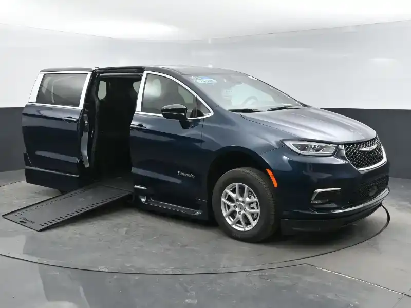 2025 Chrysler Pacifica Select's photo
