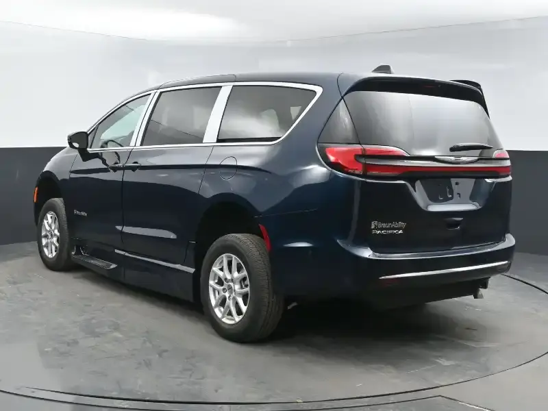 2025 Chrysler Pacifica Select photo 5