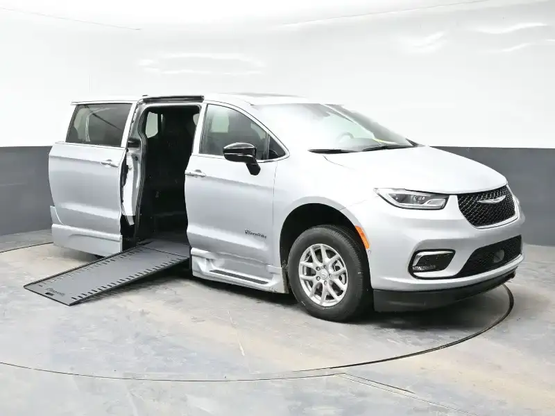 2026 Chrysler Pacifica Select photo 1
