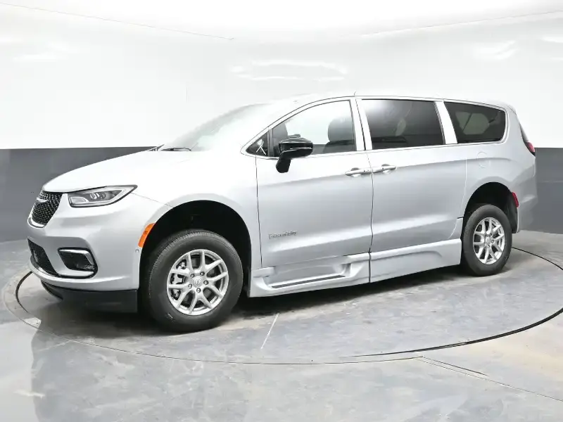 2026 Chrysler Pacifica Select photo 3