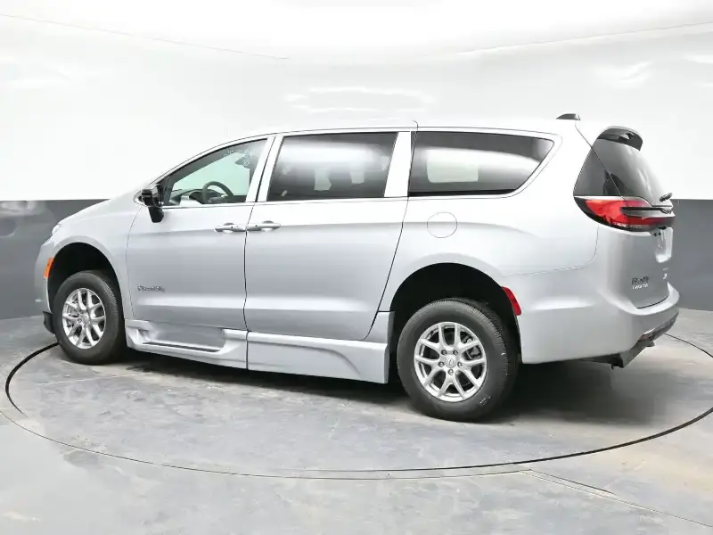 2026 Chrysler Pacifica Select photo 4